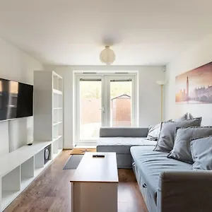 Urban Oasis: Modern 2-bedroom With Entertainment & Parking Apartment Bournemouth